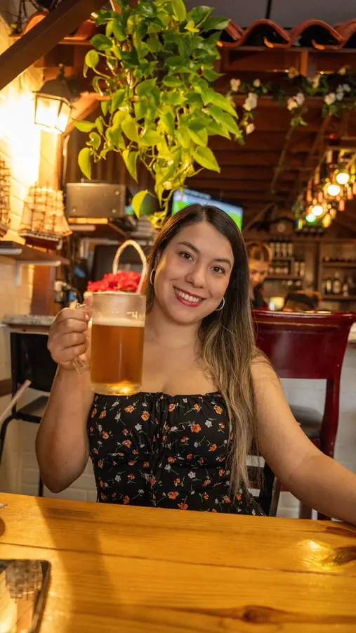 Brindis con cerveza en la mesa