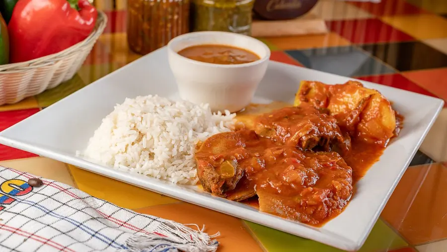 Lengua en salsa criolla