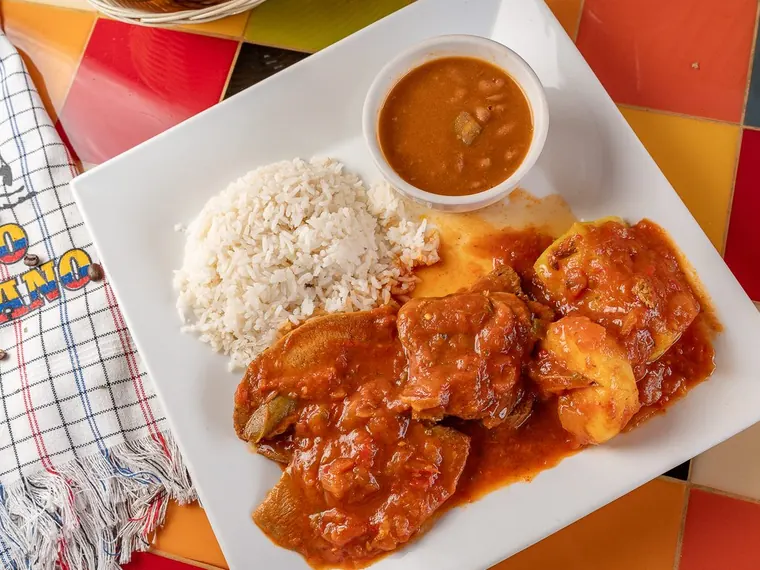Lengua en salsa criolla