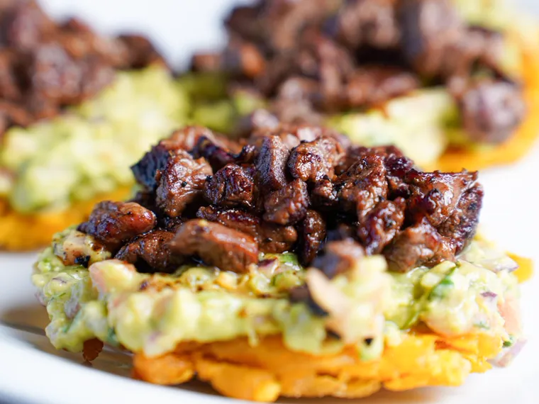 Tostones con guacamole y carne