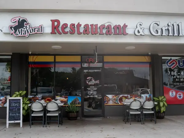 Fachada de El Mayoral en Sunset Drive